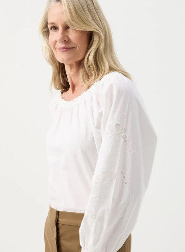 Embroderiery white Blouse