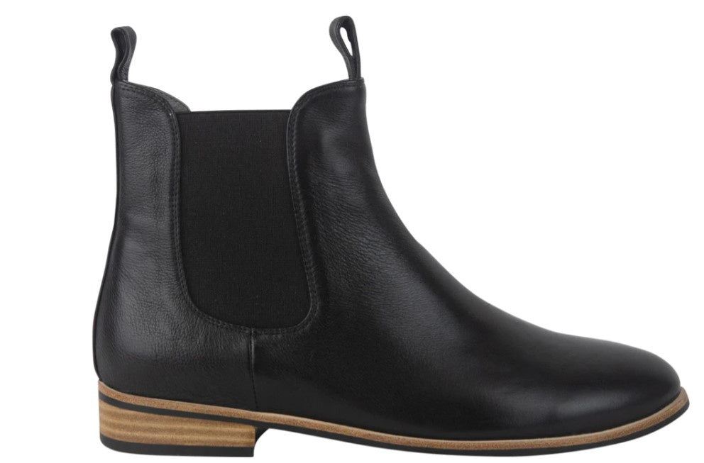 Avoca black boot